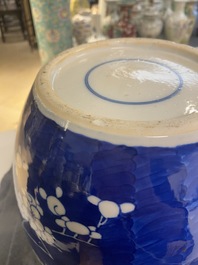 Une paire de pots couverts en porcelaine de Chine en bleu et blanc &agrave; d&eacute;cor de prunus, 19&egrave;me